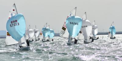 El viento y la igualdad crecen en el Campeonato de España de 420 que se disputa en la bahía de Cádiz