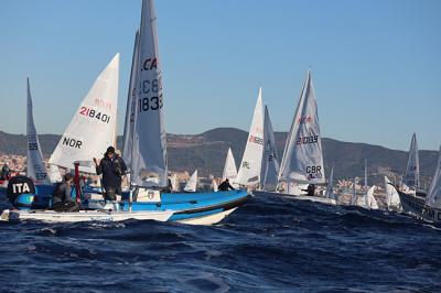 Elliot Hanson, primer líder del Mundial ILCA 7 de Barcelona