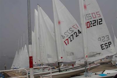 En la ría de Vigo la persistente niebla impidió que se celebraran pruebas previstas en Canido de la Semana Abanca