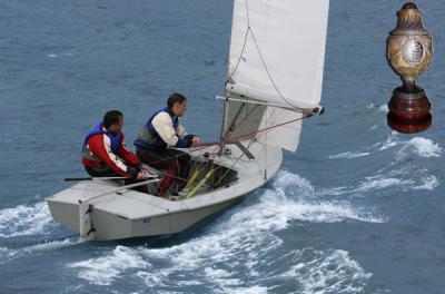 Enrique García de Soto y Pablo Pelayo, incriben al Chiqui IV en el trofeo más antiguo de la vela cántabra, la Copa Gallo