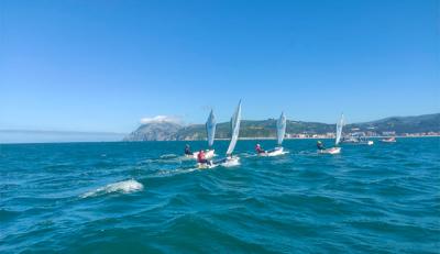 Fernando Echavarri, líder provisional del Campeonato de Cantabria de Optimist 