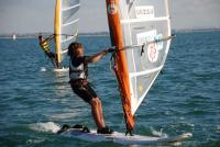 Fernando González de Lamadrid y Pedro Pascual, levantan la Copa de Andalucía de Techno en aguas de la bahía de Cádiz.