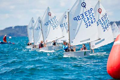 Fernando González del Castillo y Pepa Bermúdez de Castro líderes provisionales del Trofeo Vithas de Optimist