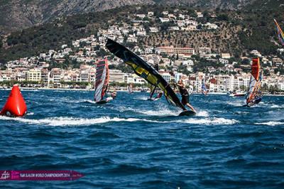 Fernando Martínez del Cerro acaricia el podio del Campeonato del Mundo Master IFCA de Funboard