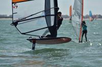 Fernando Martínez del Cerro y Curro Manchón al frente de las copas de Andalucía de Open Foil y Raceboard en Fuengirola