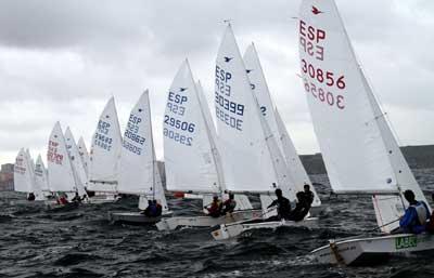 Gran emoción tras la segunda jornada del campeonato Juvenil de la clase Snipe en la que la climatología marco las diferencias