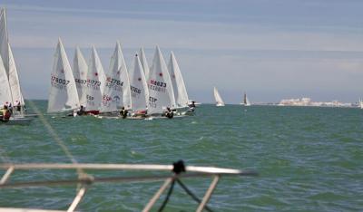 I Jornada de la III Liga Náutica de Laser, celebrada ayer sábado en aguas de la bahía de Cádiz.