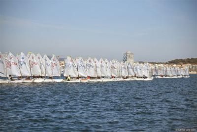 Iker Múgica y Sviatoslav Madonich son colíderes del 33 International Palamós Optimist Trophy