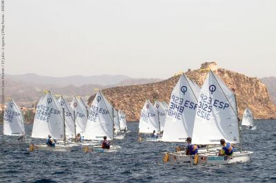 Jaime Ayarza y Marisa Alexandra Vicens, nuevos líderes del Nacional de Optimist