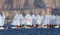 Javi Borrego y Santi Poole en optimist A y B y Verón Cerdán primeros líderes de la Semana Náutica de Alicante