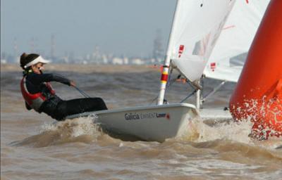 Joel Rodríguez, líder sub 16 en el Mundial juvenil de Láser 4.7  en un gran día de las chicas del club