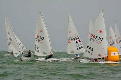 Joel Rodríguez ya es líder en solitario del Campeonato de Europa de Laser Standard s21 en el Mar Menor