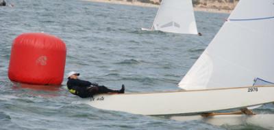 José Vicente Climent y Pablo Guitian levantan las copas autonómicas de Patín a Vela y Finn, respectivamente