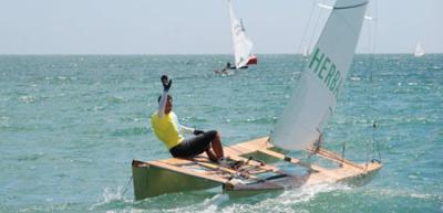 Juan Luis Paez se proclama campeón de España de Patín a Vela en aguas de la bahía de Cádiz.