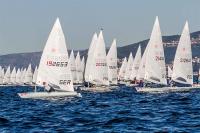 La armada inglesa pierde puestos en la segunda jornada del Europeo Láser Master pero mantiene los dos lideratos