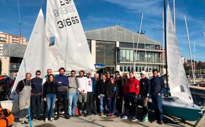 La calma blanca que afecto a la bahía de Santander impidió la celebración de la regata de Snipe que cerraba la temporada.