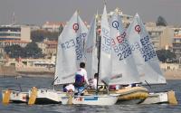 La falta de viento el domingo en aguas lusitanas, dio por buenos los resultados del sábado del Kinder Trophy de Optimist,