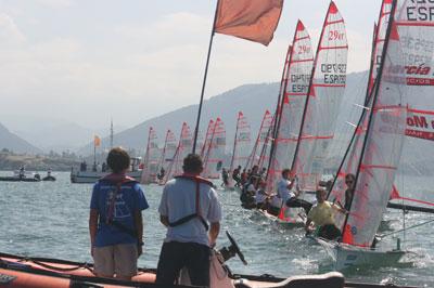 La falta de viento retraso más de hora y media la salida a la primera tirada de la Copa España de 29er.