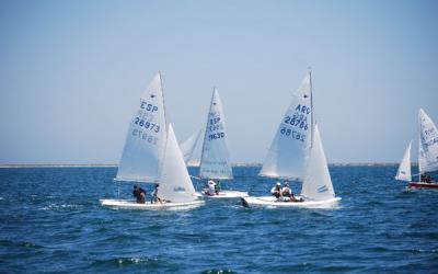 La flota mediterránea de Snipe se cita en Mar Menor para preparar el Nacional de Villagarcía de Arousa