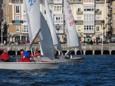 La inestabilidad del viento obliga a suspender la primera tirada del trofeo Nordeste para la clase Snipe santanderina