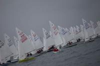 La lluvia se lleva el viento y chafa la primera jornada del Trofeo SM El Rey-71 Regata de Invierno