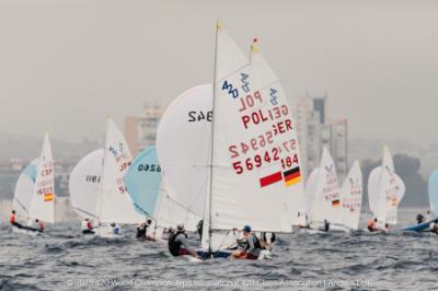 Las españolas María Perelló y Marta Cardona y las griegas Iakovina Kerkezou y Danae Giannouli son las primeras líderes del Mundial de 420 en Alicante