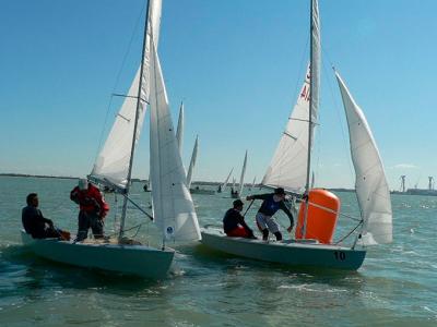 Los almerienses Alejandre y Martín Lagos levantan la Copa de Andalucía de Snipe en la bahía de Cádiz