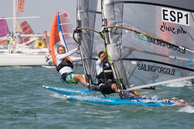 Los anfitriones mandan en los campeonatos de España de Windsurf