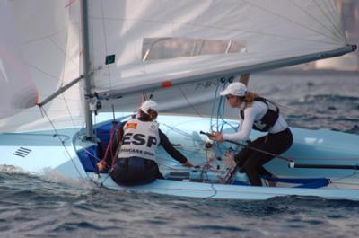 Los españoles salvan el primer día en el Mundial de 470 en Barcelona