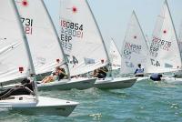 Los gaditanos Manuel Ollero y Alba Sierra levantan las copas de Andalucía de Láser 4.7 en la playa de Ayamonte