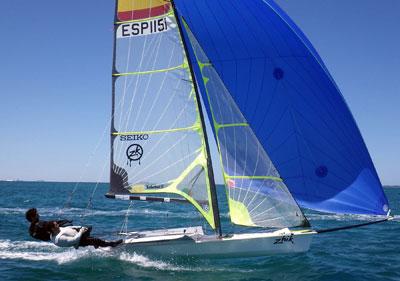 Los hermanos Paz ultiman sus preparativos y puesta a punto para el inicio de la primera regata de la clase 49er 