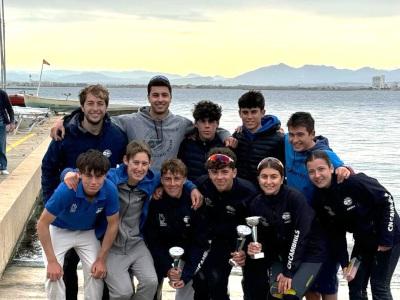 Los regatistas del Club Nàutic Cambrils Miguel Garcia, Gisel Fontana y Félix Ramos suben al podio del Campeonato N2 de Ilca en Roses