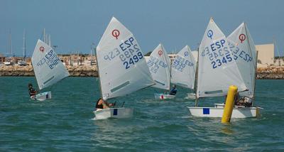 Los sevillanos Alejandro Arauz y Susana Ridao y los gaditanos Manuel Álvarez-Dardet y Lucía Páez, se adjudican los triunfos del Campeonato provincial de Optimist. 