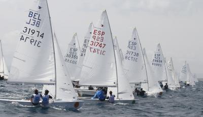 Manu Hens y Alexandre Tinoco encabezan la regata, tras dos días de competición en el campo de regata melillense. Manu Hens y Alexandre Tinoco encabezan la regata, tras dos días de competición en el campo de regata melillense.
