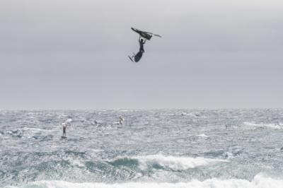 Mar de Arce y Julien Rattotti, campeones del mundo de Wingfoil Big Air en Gran Canaria