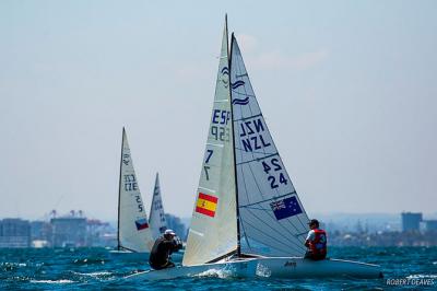 Muscat lucha contra un viento caprichoso en el mundial de Finn