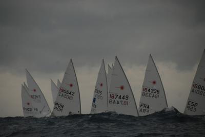 Pacheco/Betanzos (470 F), Santurde/Tamos (470 M), Lucía Reyes (LASER R) y  Alex Muscat (FINN) llegan líderes a la Medal Race