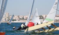 Paco Fernández (RCN de El Puerto de Santa María) y Juan Luis Paez (CN Sevilla) se reparten los tantos de la quinta jornada de la XIV Liga de Patín a Vela