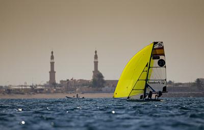 Patricia Suárez y María Cantero ganan la medal race y concluyen el Cpato Mundial 2021 de 49er FX en Omán en quinta posición