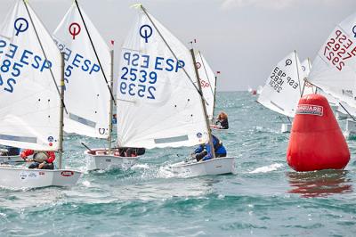 Pistoletazo de salida en Canido (Ría de Vigo) el Trofeo Vithas de optimist con 153 unidades en liza