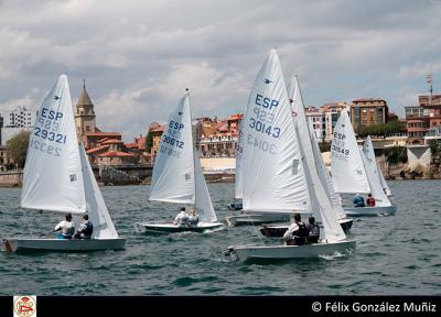 Primeros líderes del Trofeo de Verano de Vela Ligera del Real Club Astur de Regatas.