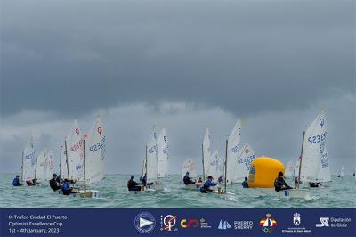 Prueba de resistencia en el arranque de la Excellence Cup de Optimist en Puerto Sherry