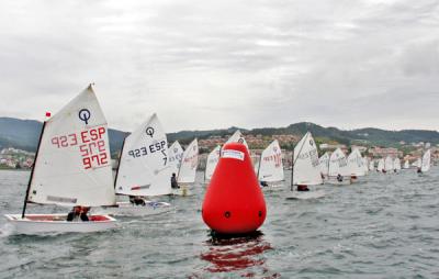 Ricardo Fernández, Mario Soares y Tiago Vecino lideran el Campeonato Baitra de vela infantil