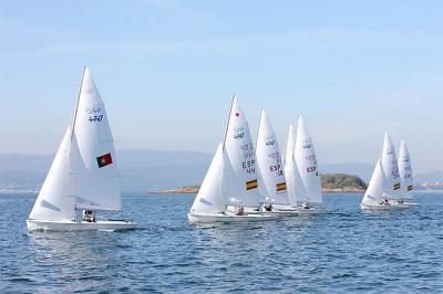 Silvia Mas y Nico Rodríguez, primeros líderes del Nacional de 470 en Vilagarcía de Arousa