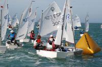 Sube el viento y la tensión en el III Trofeo de la Hispanidad de Optimist