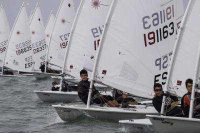 Todo por decidir en la Bahía de Cádiz en el Nacional de Laser Radial