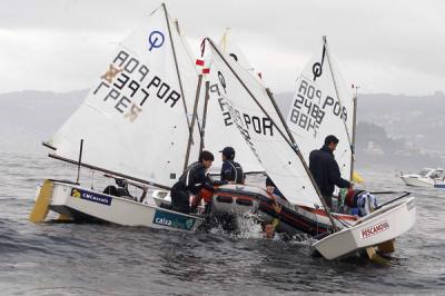 Todo sigue igual en el Meeting Pescanova de Optimist,tras una jornada donde Eolo no asistió