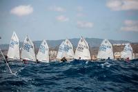 Un centenar de regatistas participan en el Trofeo RCNGC de vela ligera