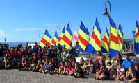 Un fuerte viento de 20 nudos complica el arranque de la Concentración de Escuelas de Vela en Vilagarcía 