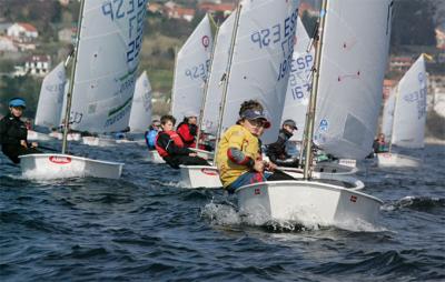 Yago Barca (RCN Sanxenxo) lidera la Regata Aceites Abril, el Gallego de Optimist